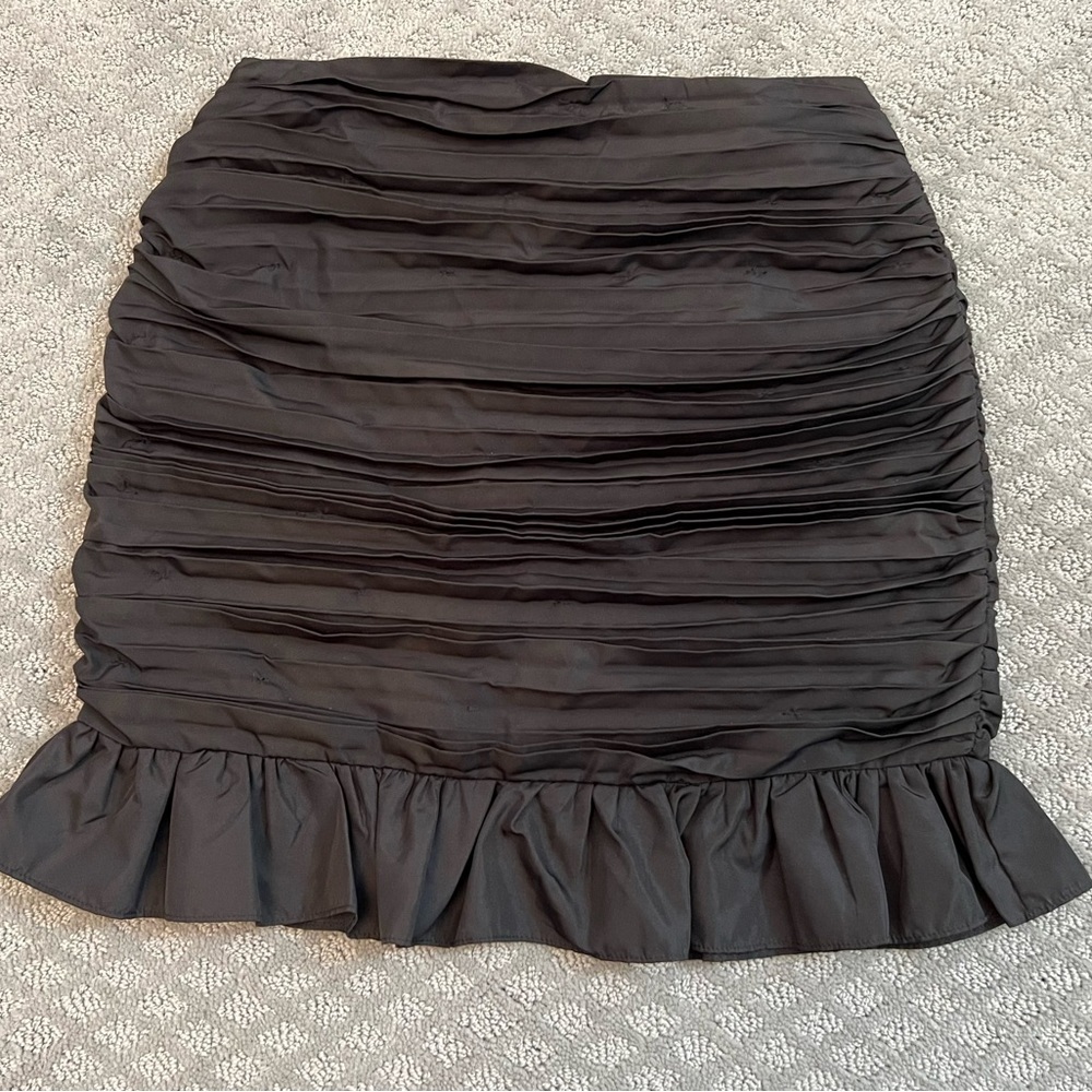 😍 🔥Price Drop!!Gorgeous black fancy pleated skirt by Etiquette. NWOT- never worn